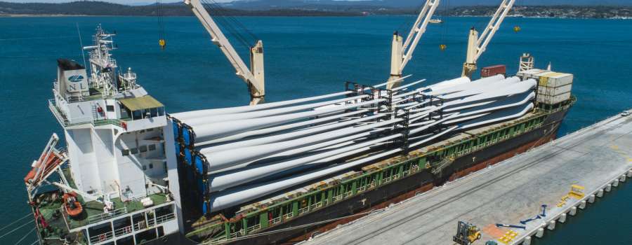 TasPorts welcomes 68.75 metre wind turbine blades to Tasmania